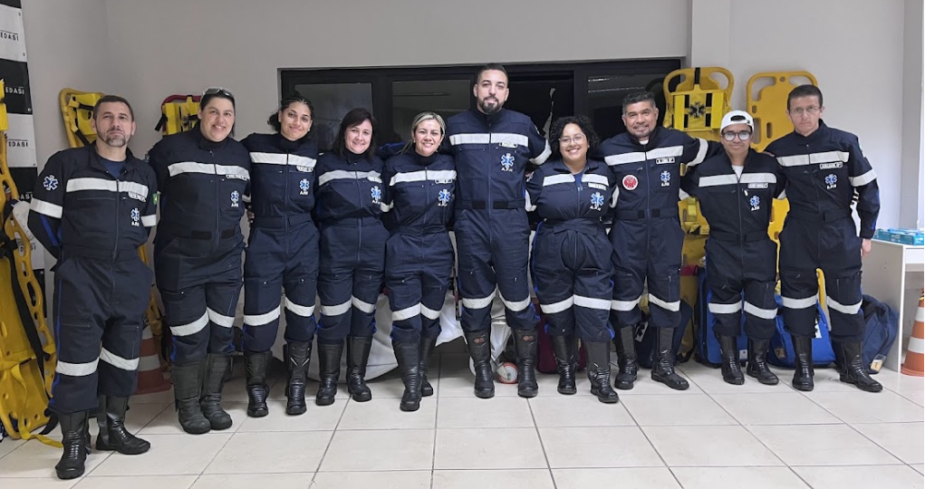 Equipe EDASI reunida, com uniformes de atendimento a emergências